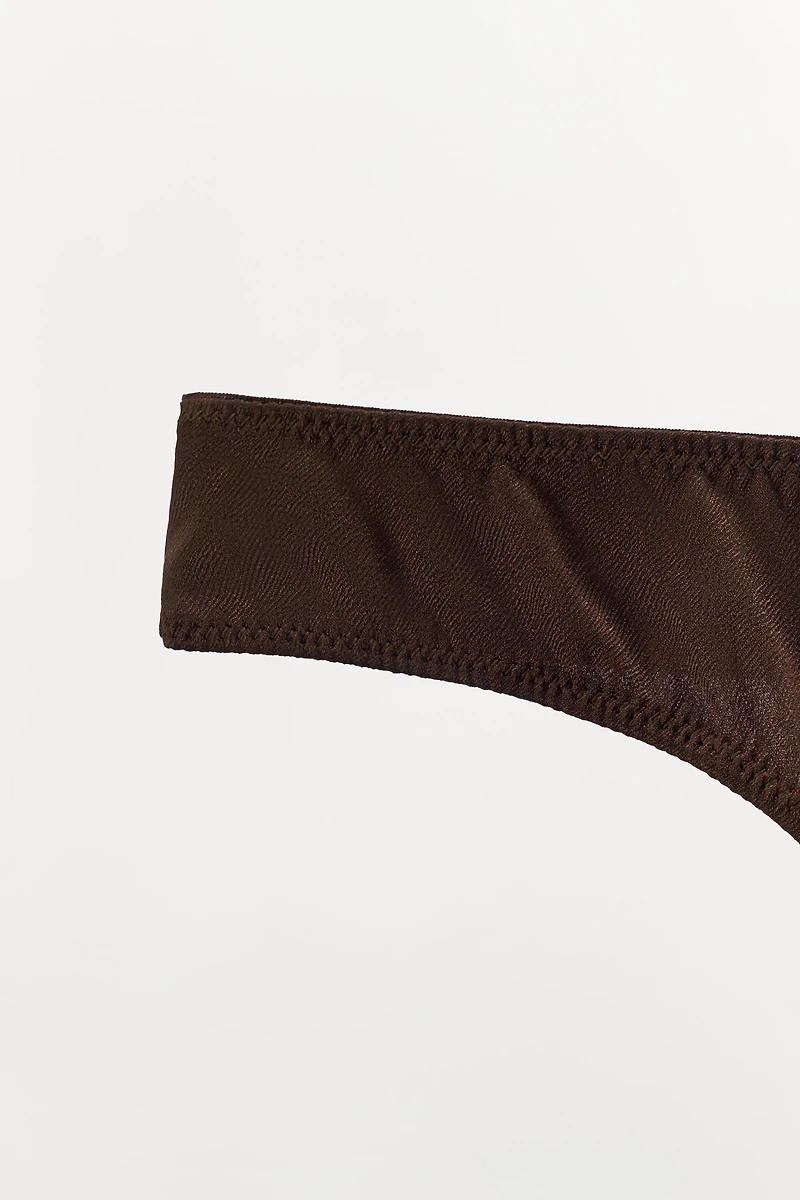 TANGA AVEC SOIE TEXTURÉE