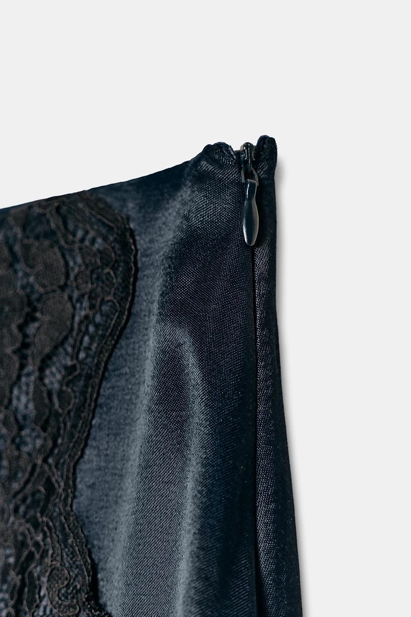 MINI JUPE SATINÉE AVEC DENTELLE