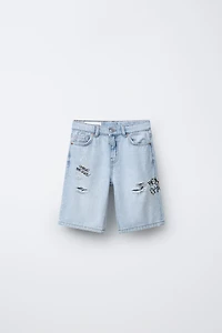BERMUDA EN DENIM DROIT DÉCHIRÉ ET IMPRIMÉ GRAFFITI