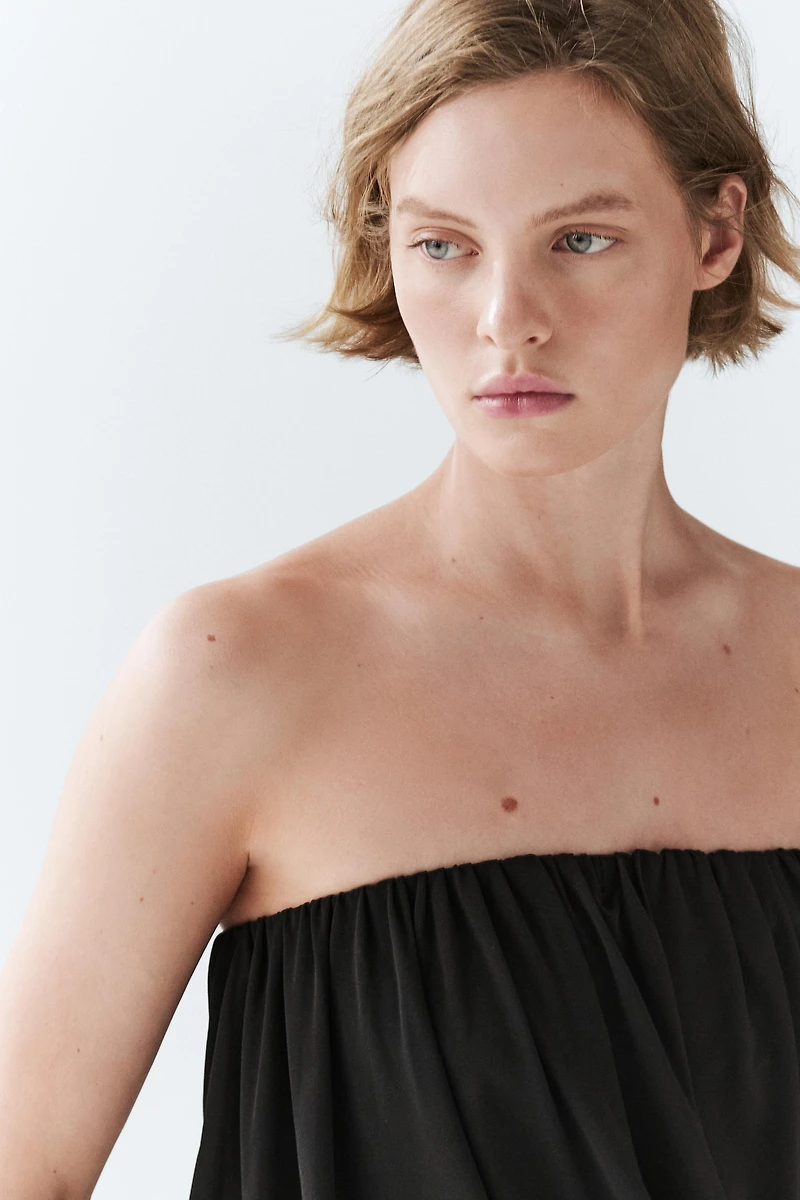 Strapless flowing top