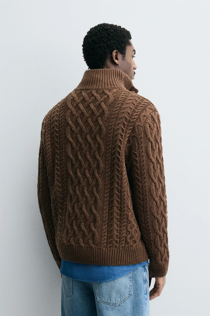 PULL À TORSADES ET COL BOUTONNÉ