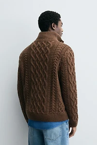 PULL À TORSADES ET COL BOUTONNÉ