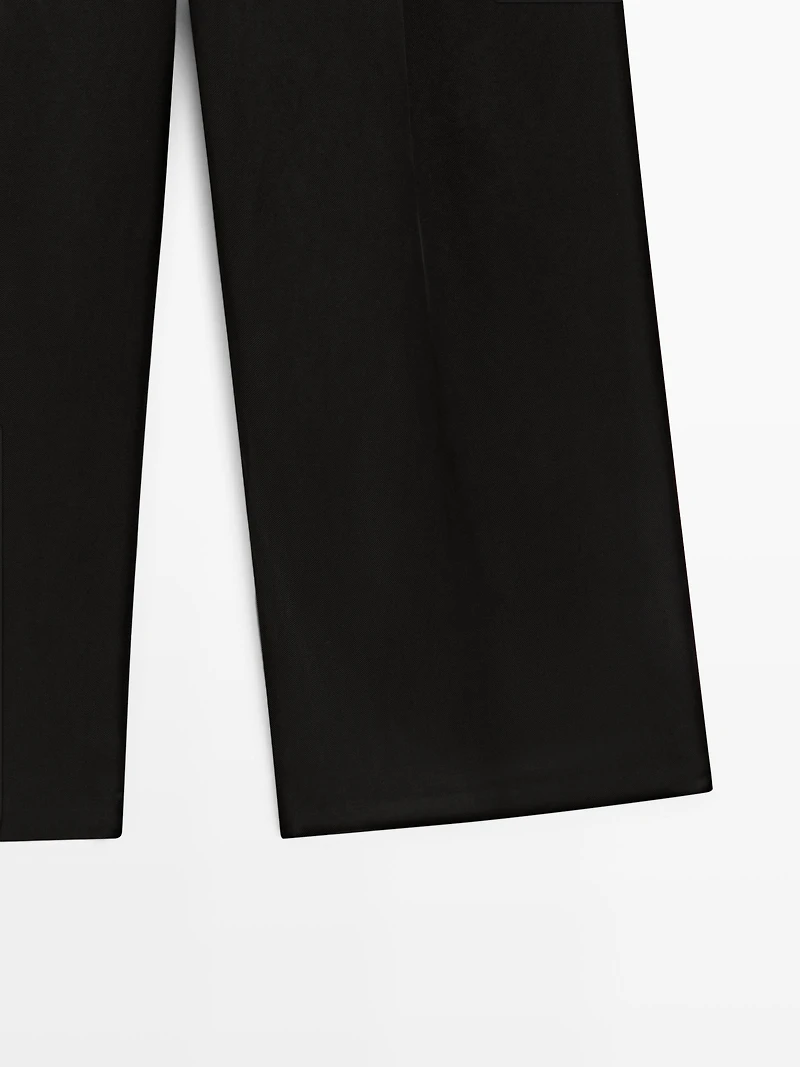 Flowing trousers with pleated details