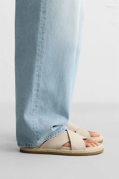 SANDALES EN CUIR CROISÉES