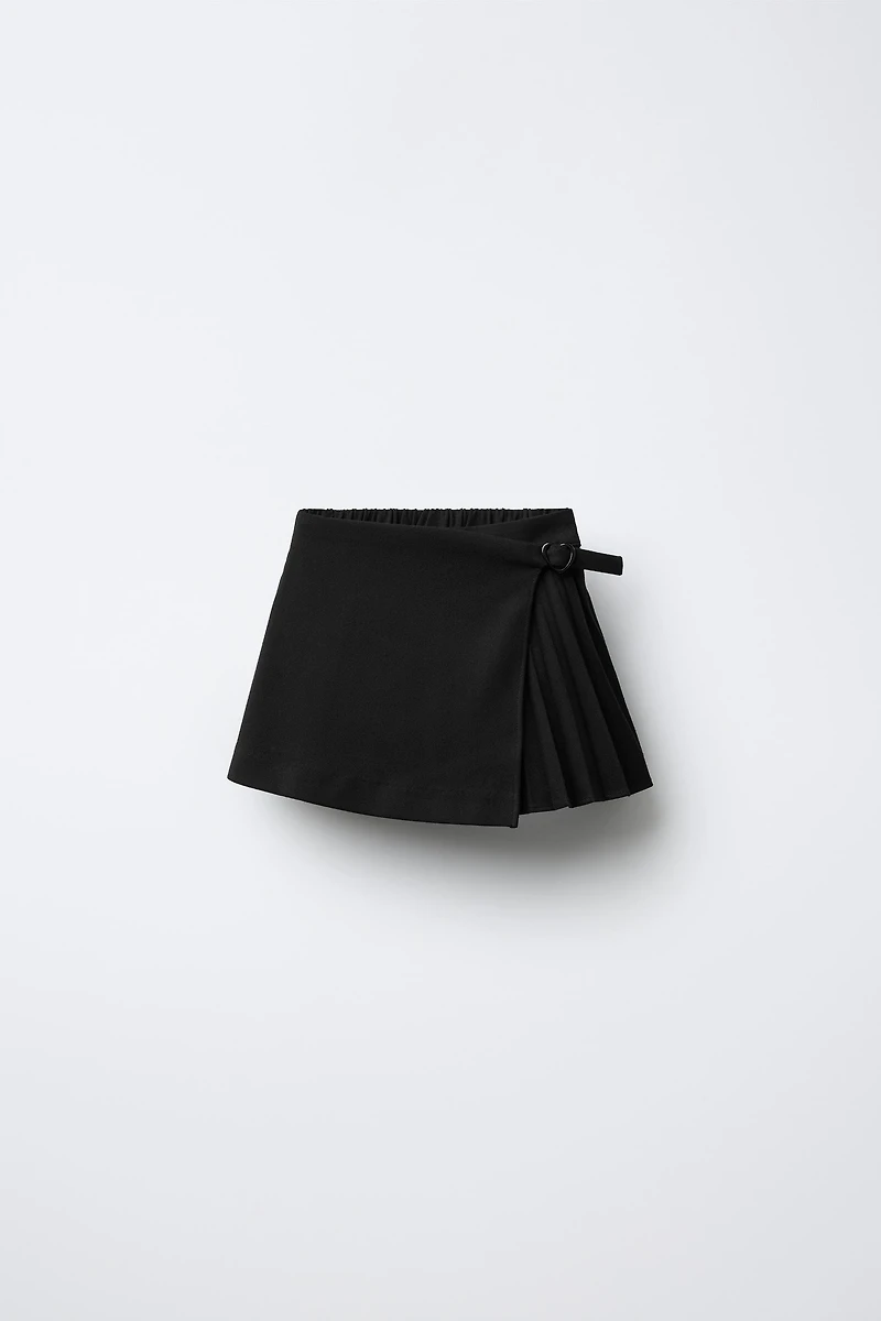 JUPE-SHORT À PLIS PLATS AVEC BOUCLE