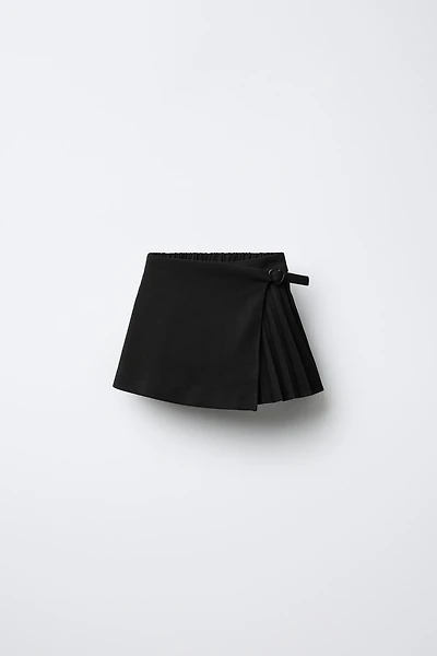 JUPE-SHORT À PLIS PLATS AVEC BOUCLE