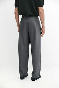 Pantalon relaxed fit à pinces en laine froide