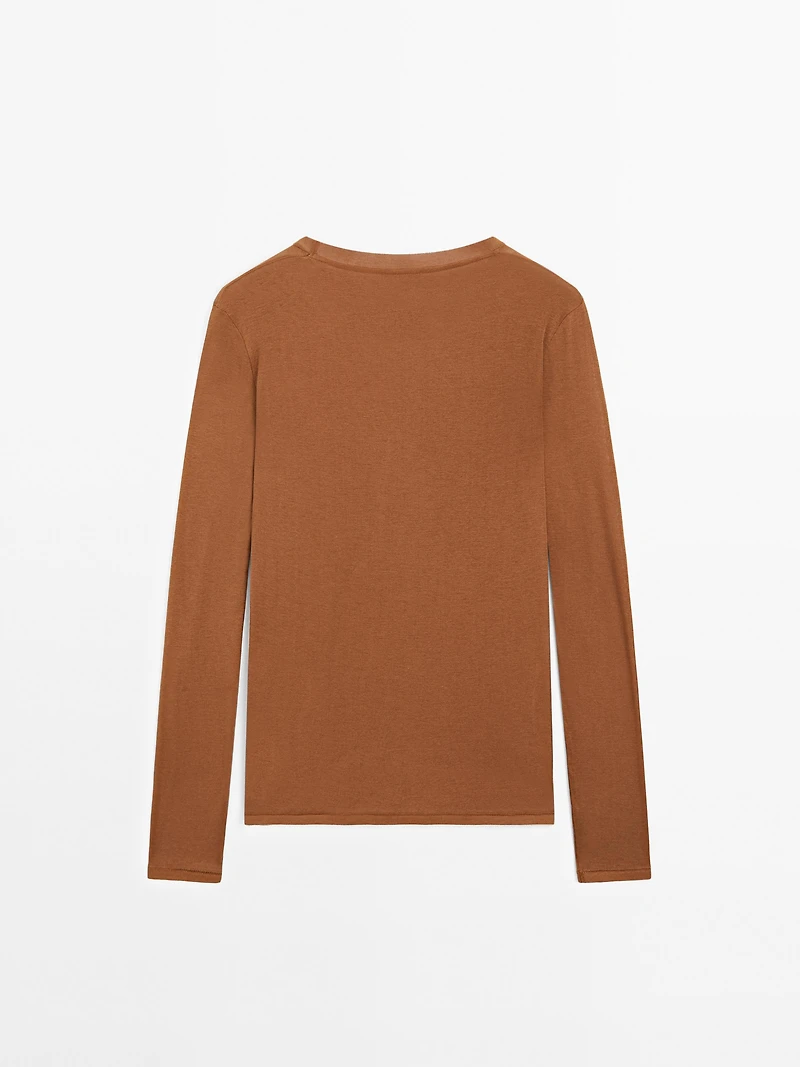 100% cotton T-shirt with neck detail