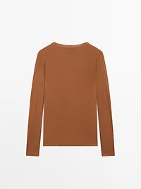 100% cotton T-shirt with neck detail