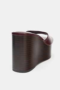 SANDALES À TALONS COMPENSÉS ET EFFET CRAQUELÉ