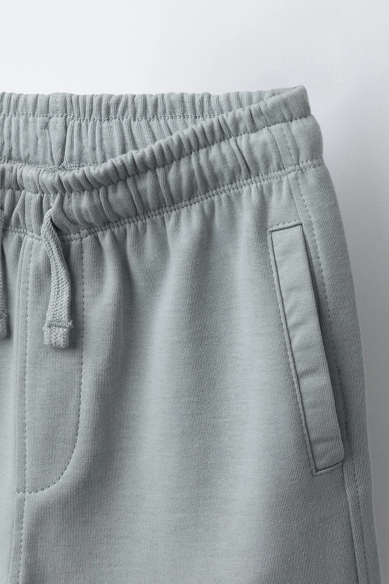 ENSEMBLE T-SHIRT ET BERMUDA INTERLOCK ÉTIQUETTE