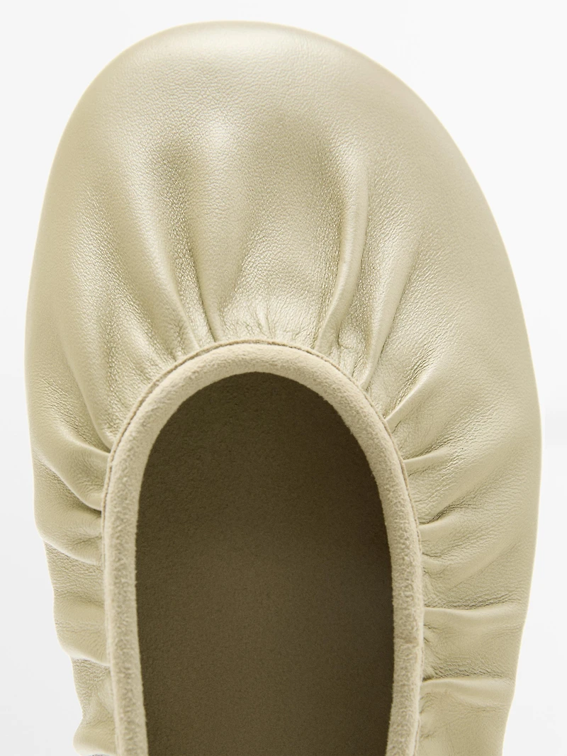 Ballerine froncée en cuir souple