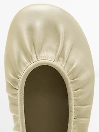 Ballerine froncée en cuir souple