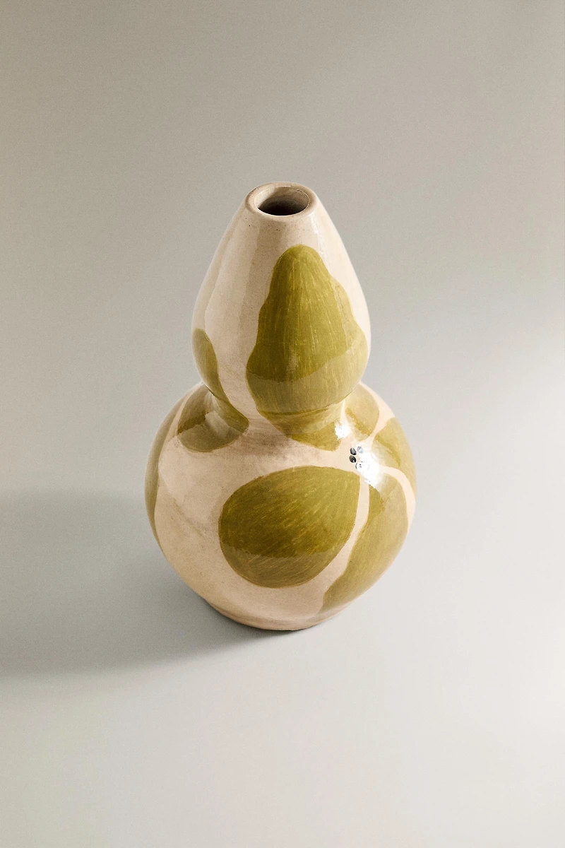 TERRACOTTA VASE WITH FLOWERS