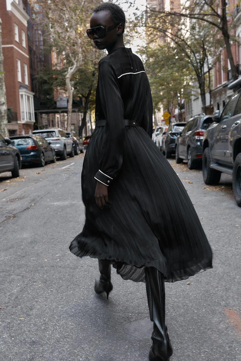 CONTRAST PIPING BELTED PLEATED MIDI DRESS