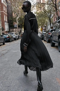 CONTRAST PIPING BELTED PLEATED MIDI DRESS