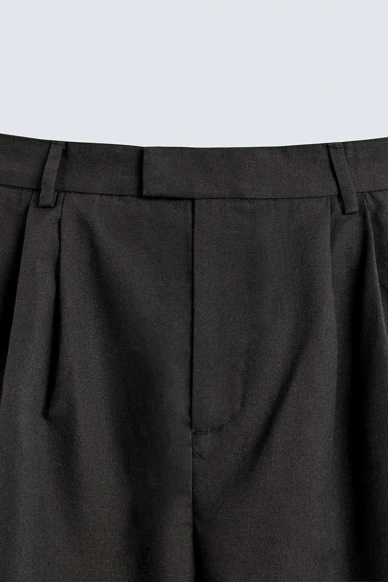 RELAXED FIT PLEATED SHORTS