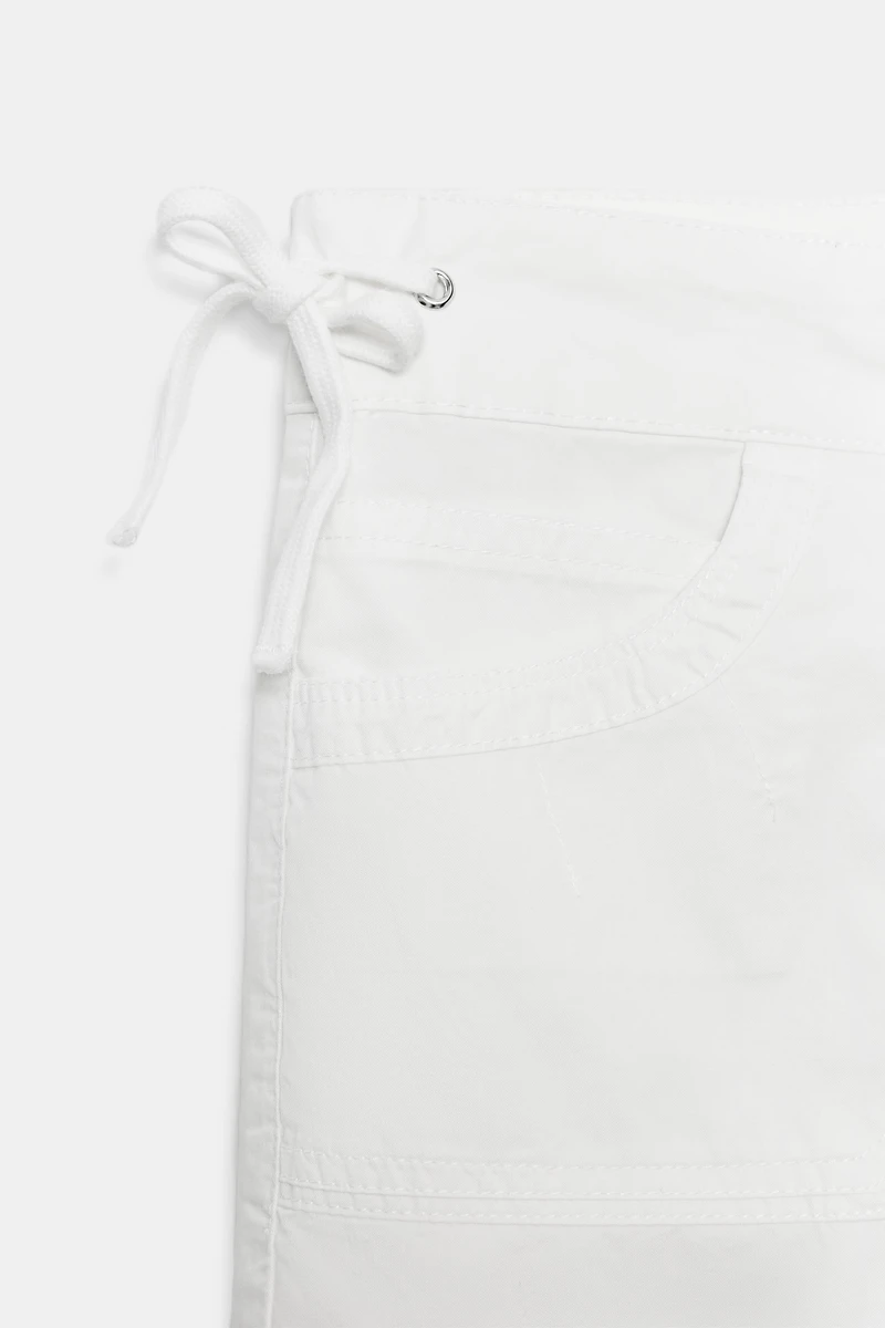 SHORT À POCHES ET CORDONS