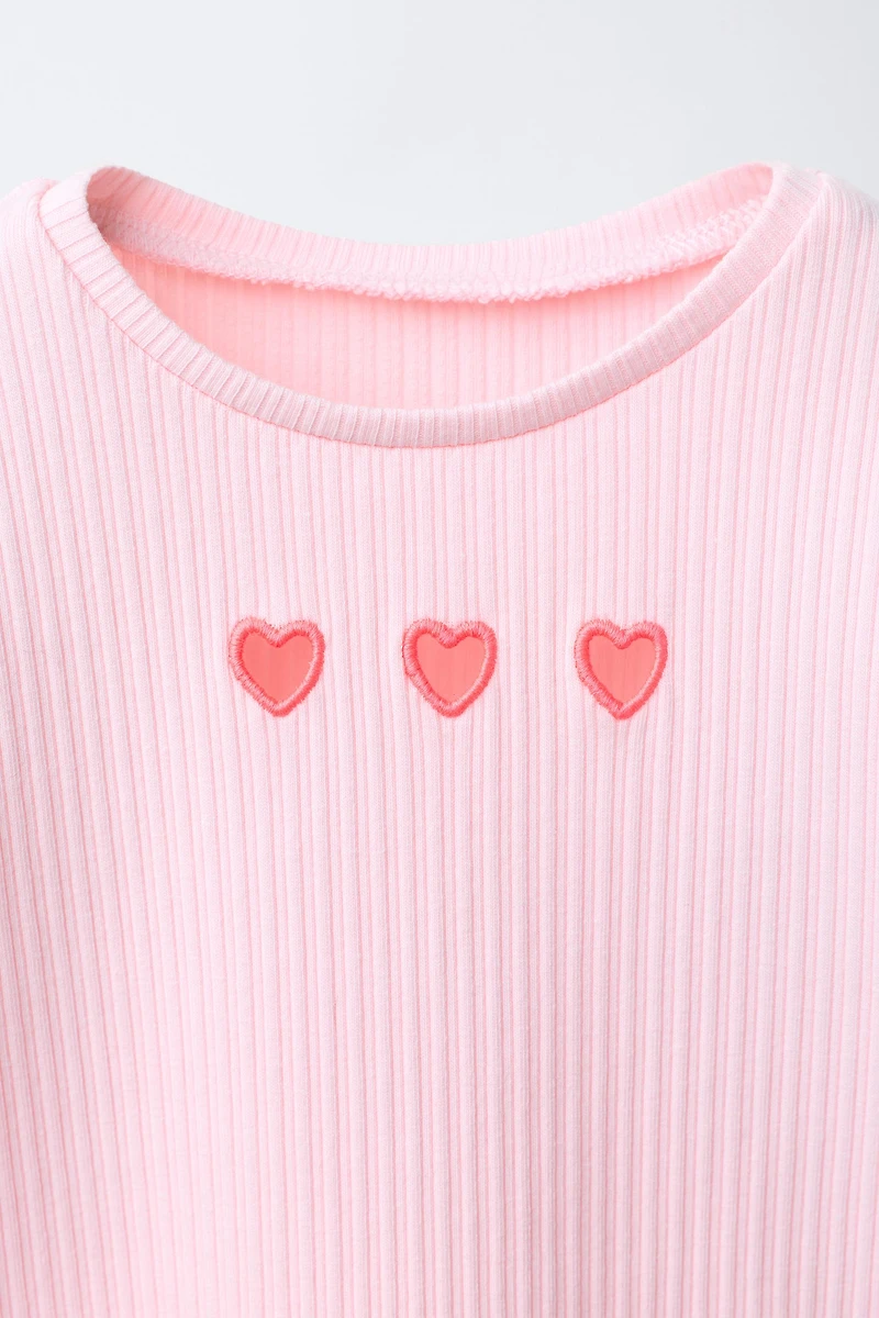 RIBBED CUT-OUT HEARTS T-SHIRT