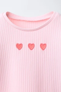 RIBBED CUT-OUT HEARTS T-SHIRT