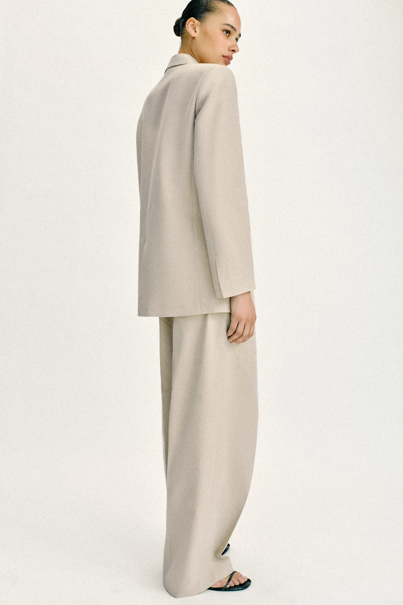 STRAIGHT CUT BLAZER WITH SHOULDER PADS AND TWO BUTTONS