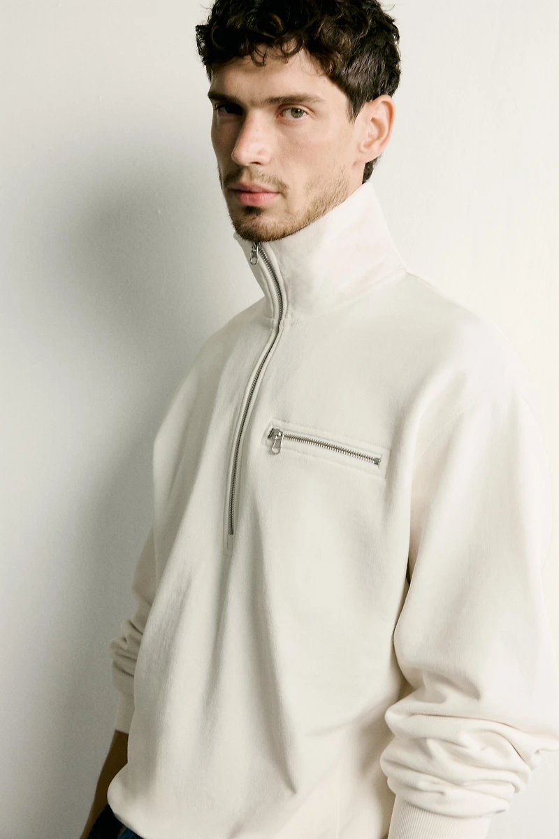 CONTRAST QUARTER-ZIP SWEATSHIRT