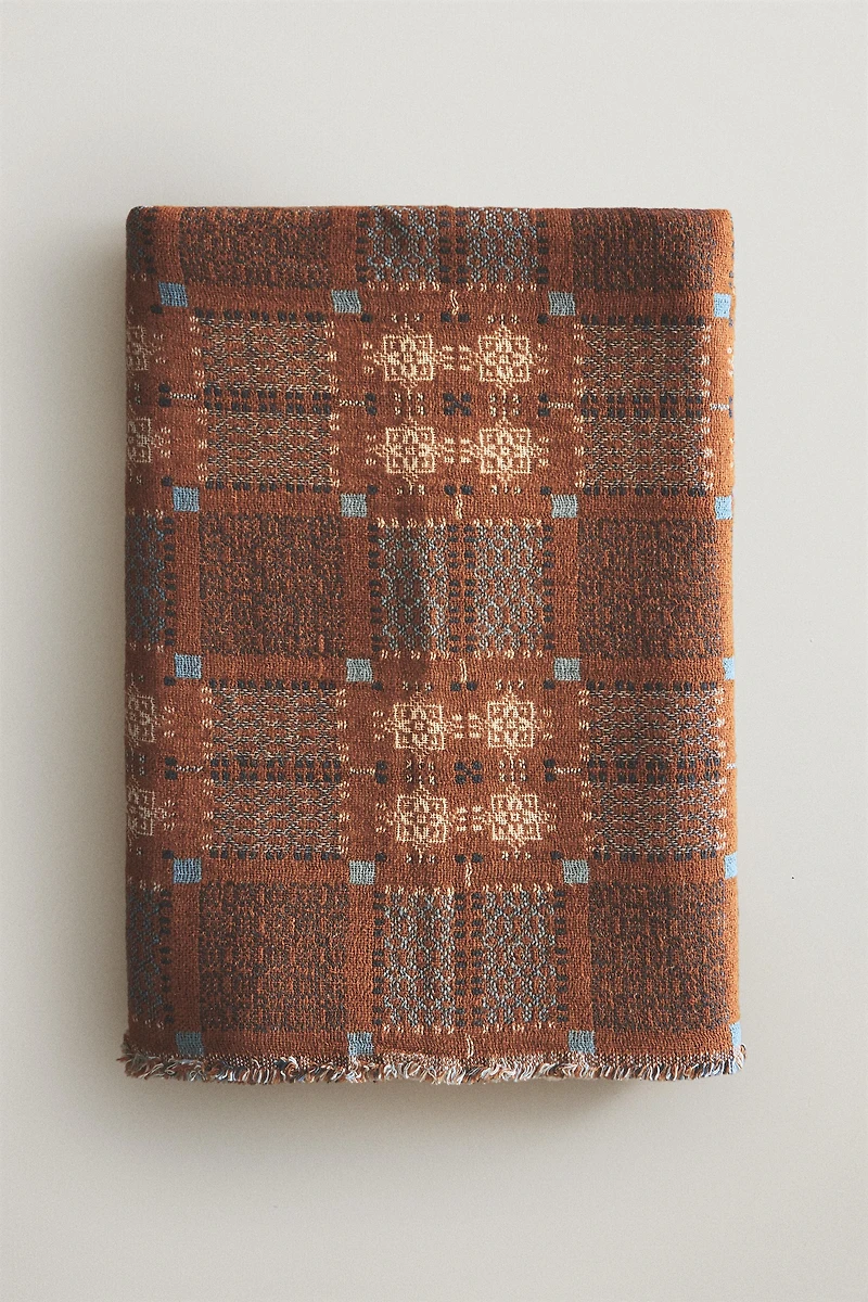 GEOMETRIC DESIGN BLANKET