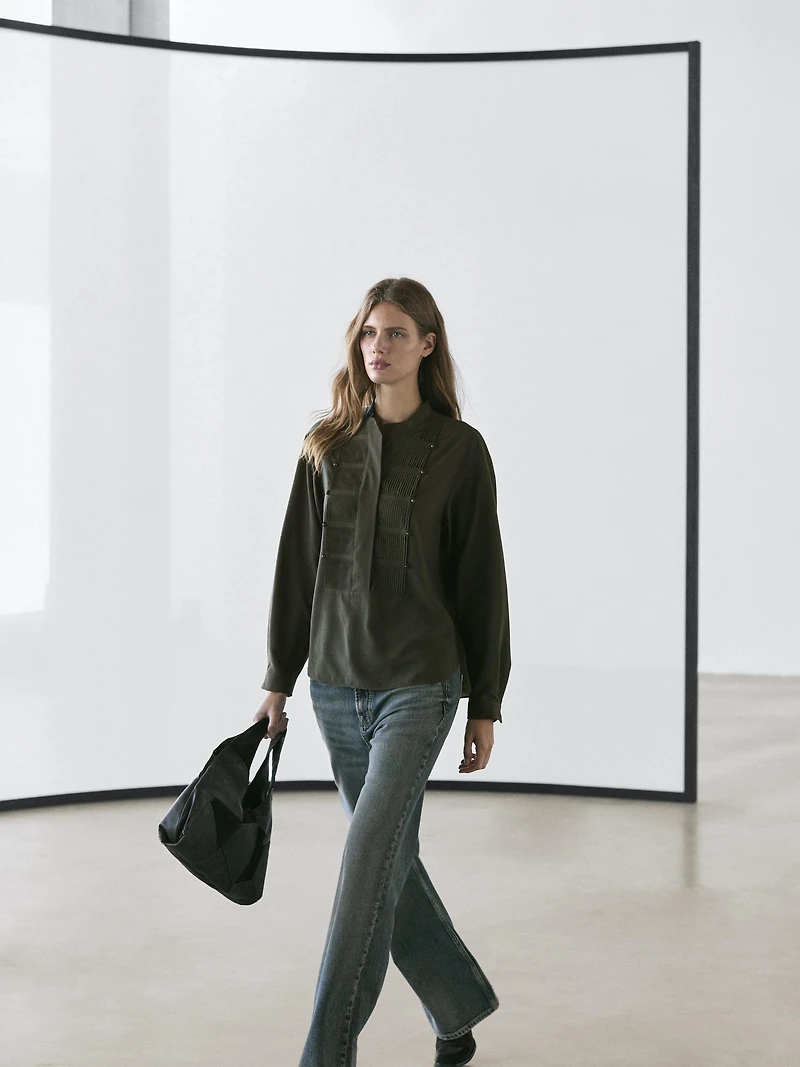 Pintuck shirt with stand collar