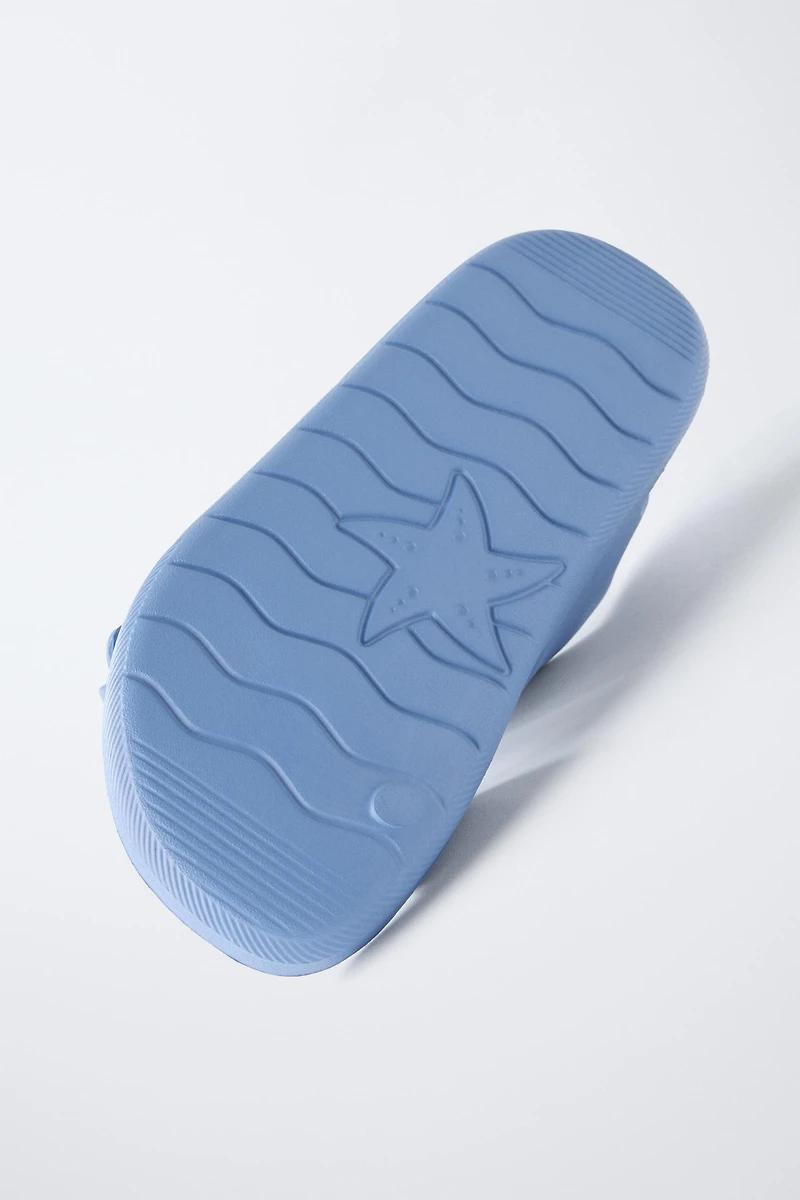 RUBBERIZED BUCKLED SANDALS
