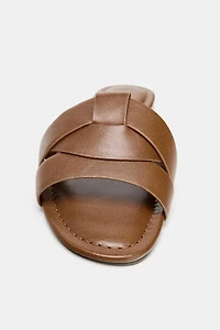 LEATHER CROSSED STRAP FLAT SANDALS