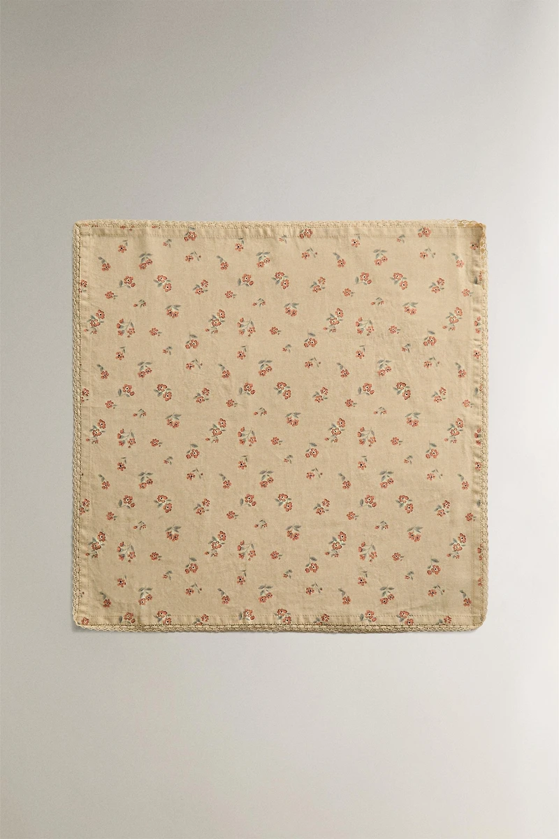 LOT DE SERVIETTES FLEURS SAUVAGES AVEC DENTELLE (LOT DE 2)