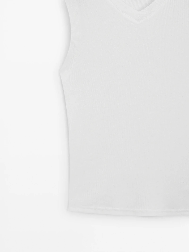 100% cotton V-neck T-shirt