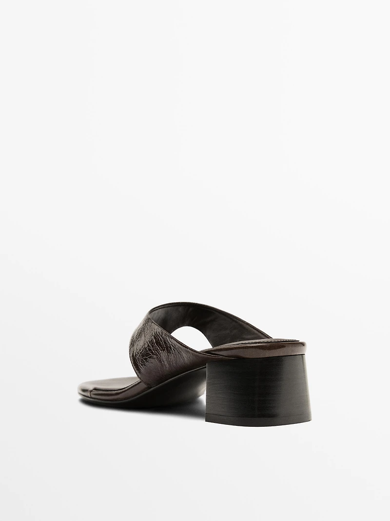 Heeled sandals with toe divider