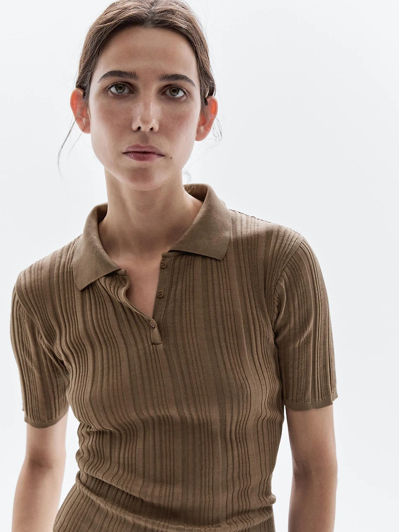 100% cotton polo shirt with ribbed detail