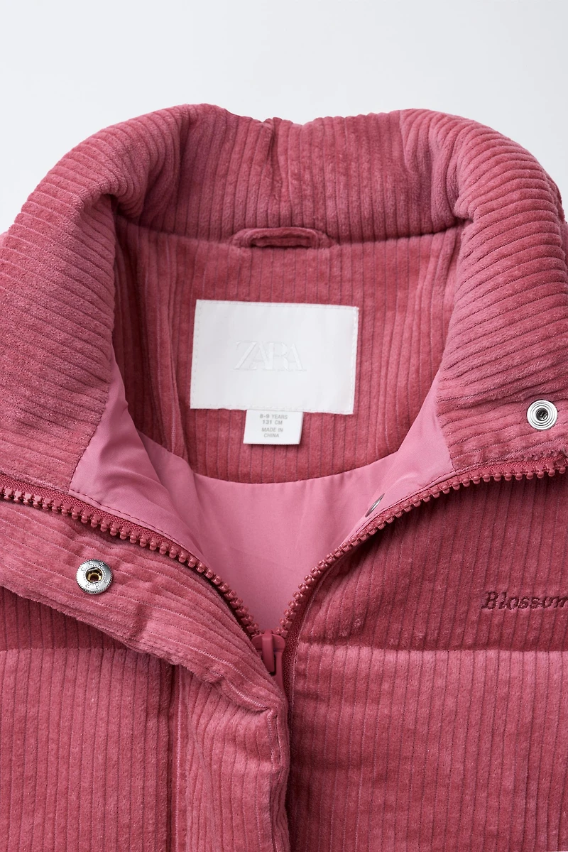 VESTE REMBOURRÉE EN VELOURS CÔTELÉ AVEC INSCRIPTION BRODÉE