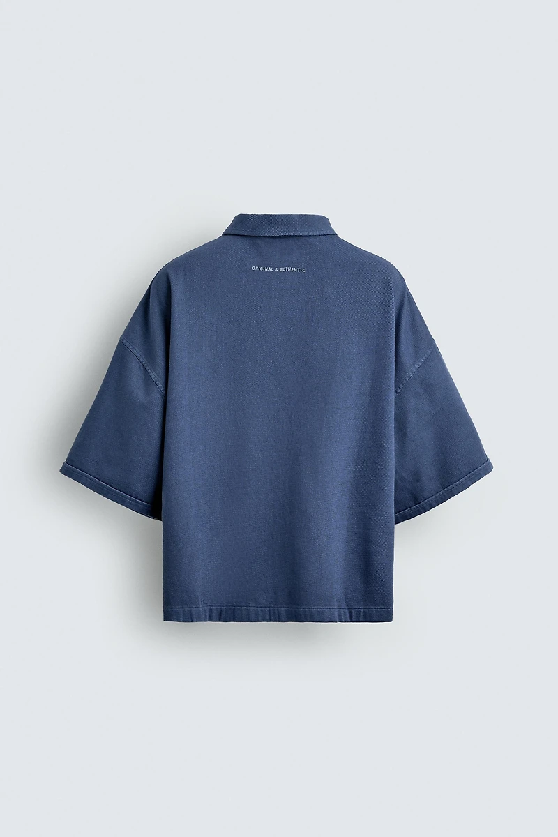 POLO COUPE BOXY TEXTE BRODÉ