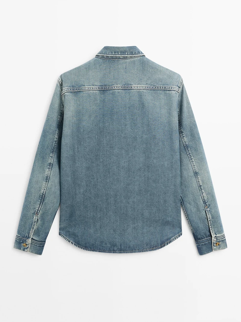 Loose-fitting denim shirt with pockets