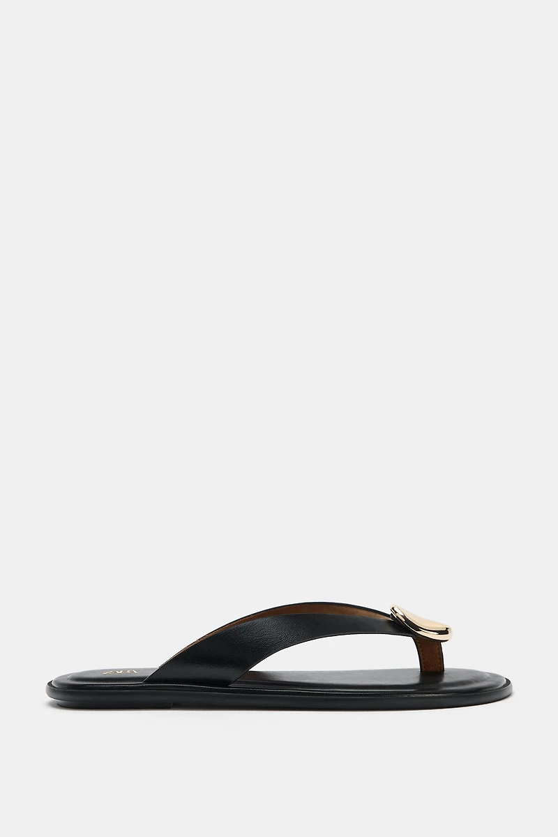 FLAT SANDALS WITH METALLIC DETAIL