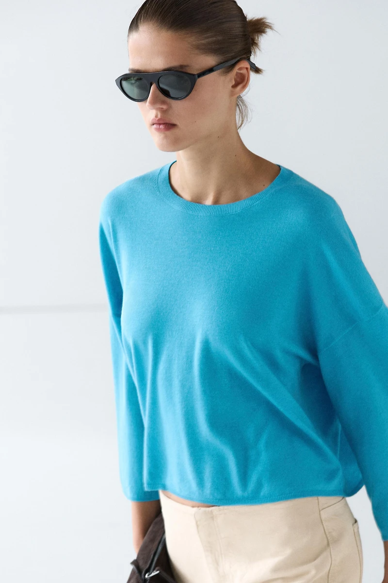 Round neck knit sweater