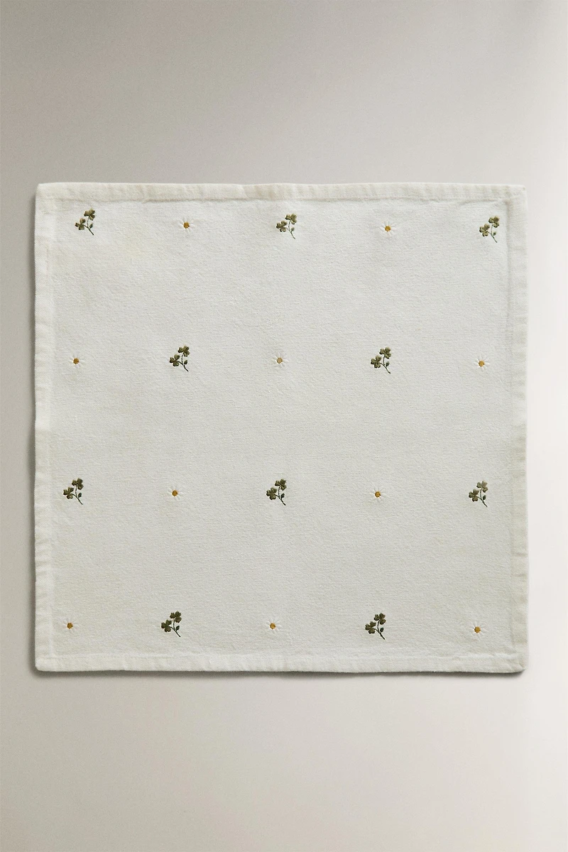 EMBROIDERED CLOVER AND DAISY NAPKINS (PACK OF 2)