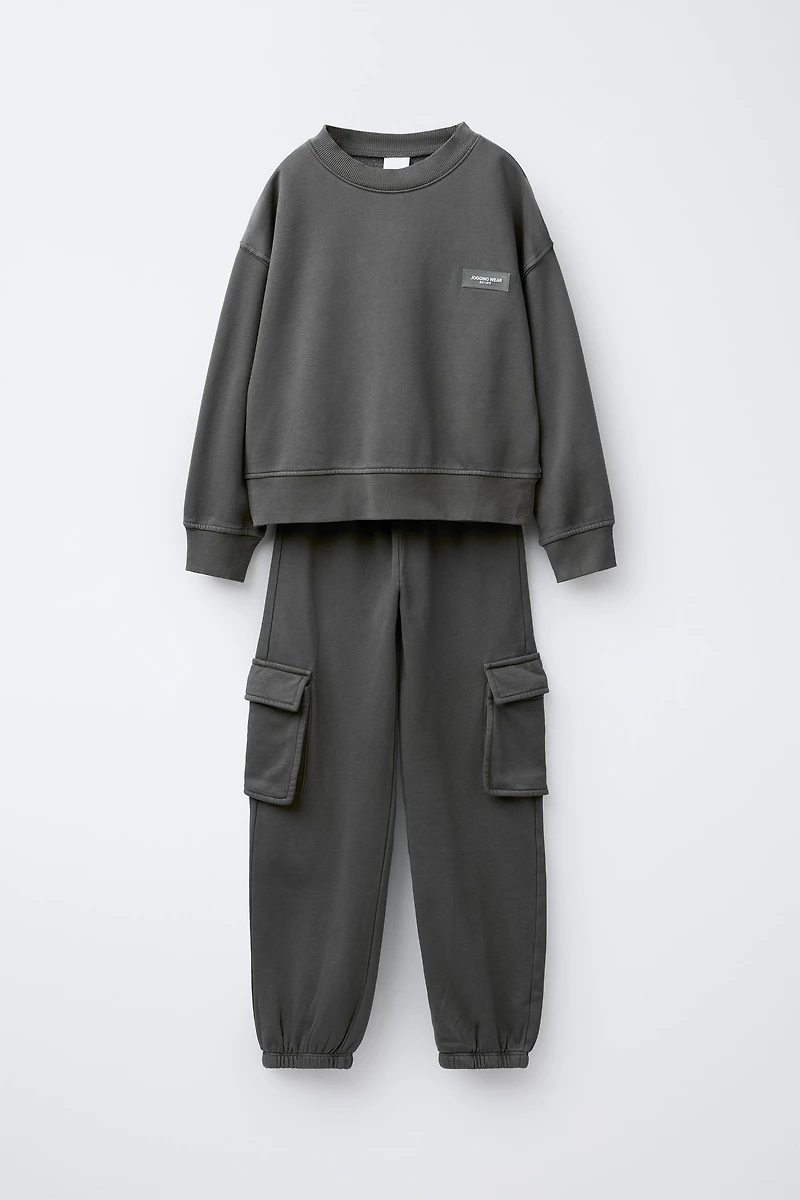 ENSEMBLE SWEAT ET JOGGER CARGO ÉTIQUETTE AUTOCOLLANTE