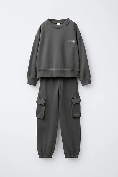 ENSEMBLE SWEAT ET JOGGER CARGO ÉTIQUETTE AUTOCOLLANTE