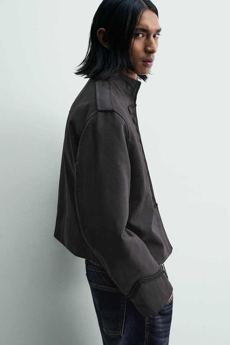 VESTE COURTE AJUSTÉE À BRANDENBOURGS EN CONTRASTE