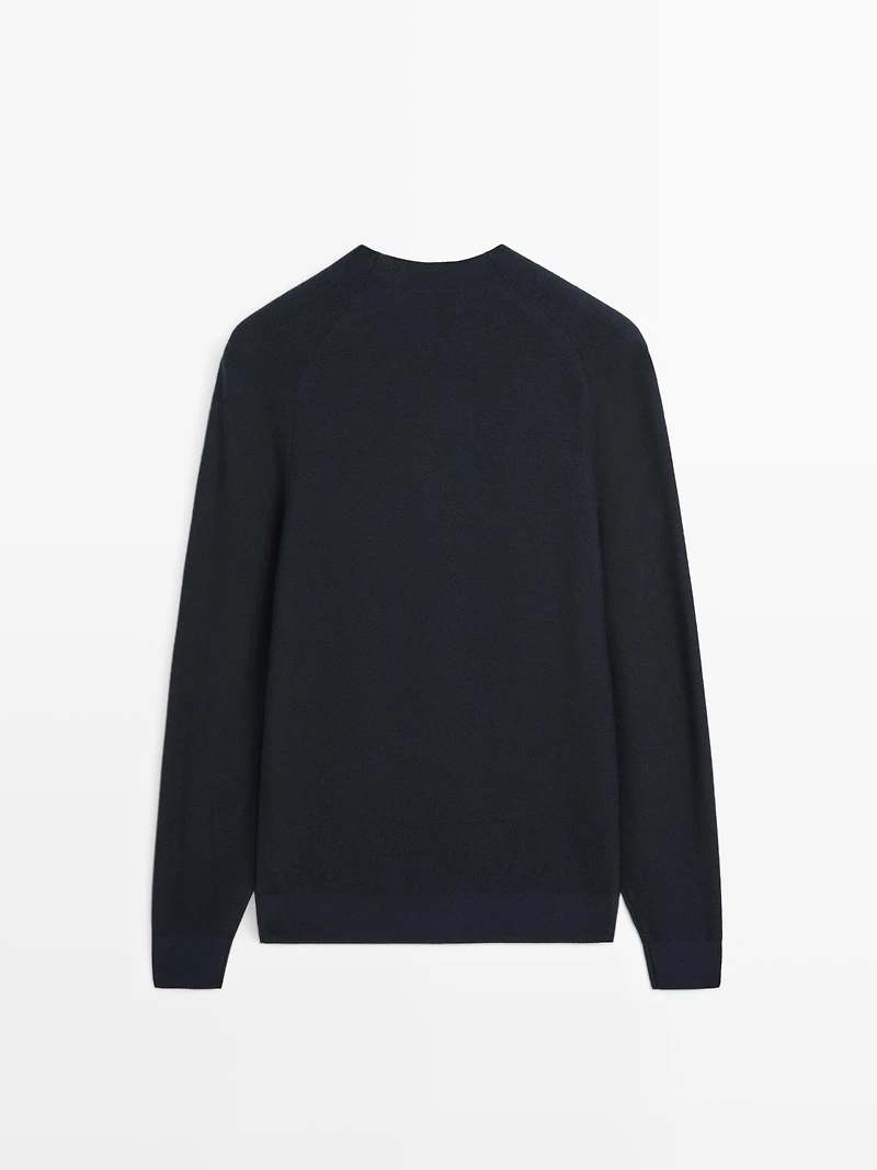 Knit wool sweater with raglan sleeves