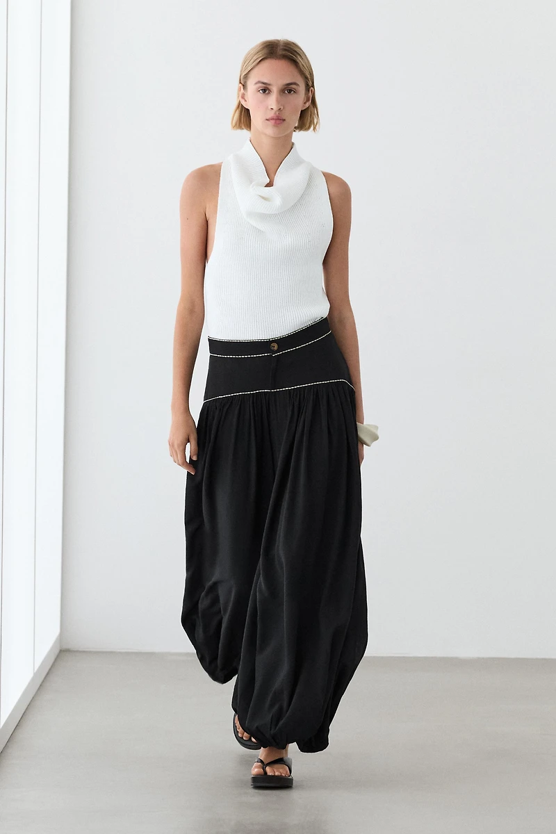 Flowing trousers with contrast detail