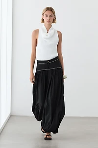 Flowing trousers with contrast detail