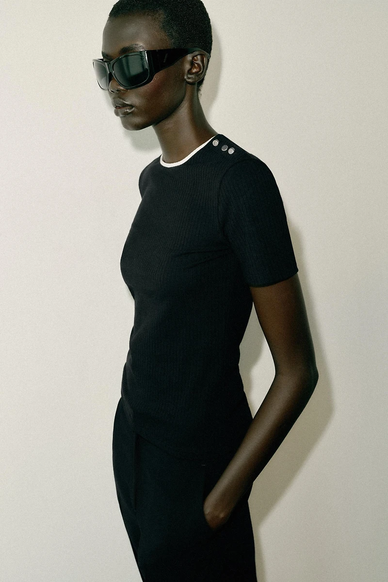 BUTTON TRIM T-SHIRT