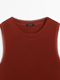 Sleeveless T-shirt with double piping