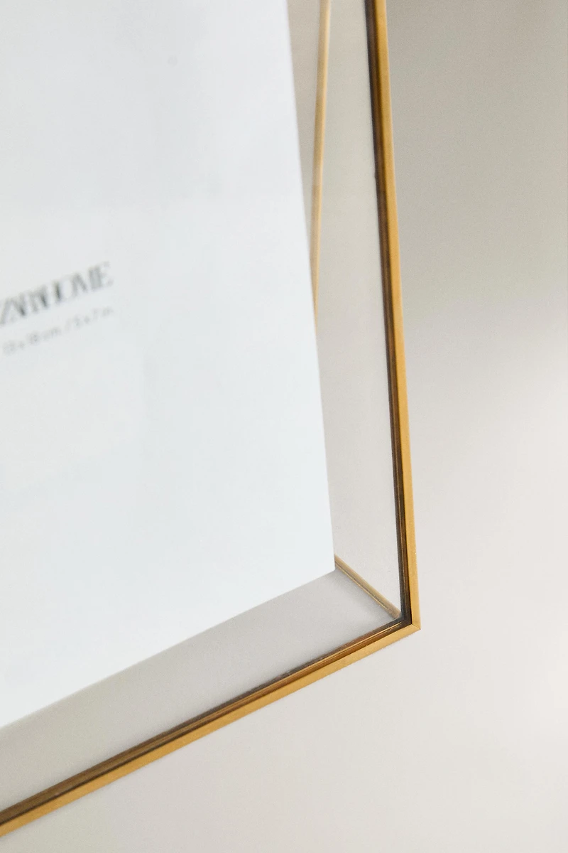 TRIANGULAR STRUCTURE PICTURE FRAME