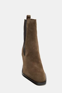 BOTTINES À TALONS EN CROÛTE DE CUIR